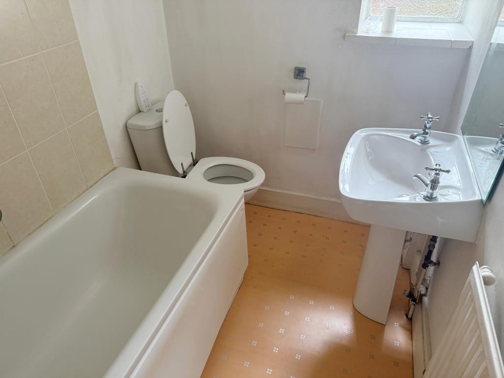 Lot: 19 - FREEHOLD GROUND RENTS WITH VACANT FLAT AND GARAGE - Bathroom and WC with white suite